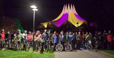 Teilnehmer der Tandem-Lichterfahrt 2011 vor dem Tempodrom Berlin