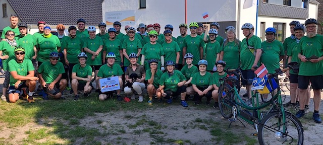 Ein Gruppenfoto der Teilnehmer des Tandem-Camps, alle in grünen T-Shirts.