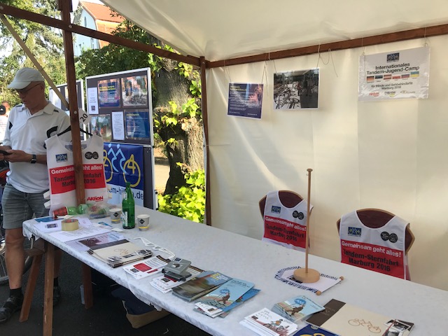 Sommerfest Bohnsdorf: Mit einem Infostand wies Tandem-Hilfen auch auf die Ausstellung hin, die im Oktober im Kiezklub Bohnsdorf gezeigt wird