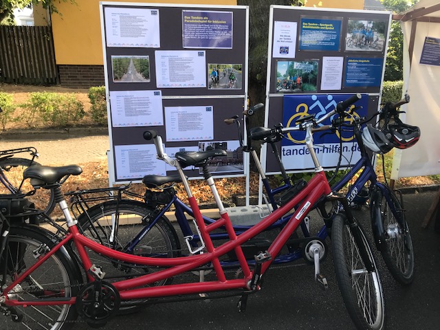 Sommerfest Bohnsdorf: Tandems vor unserer Infowand