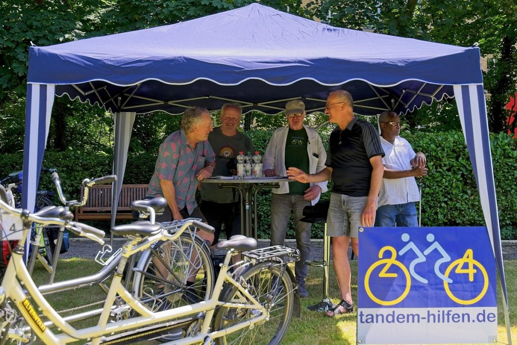 Tandem-Hilfen beim Sportfest des Blindenhilfswerkes Berlin am 30. Juni 2024